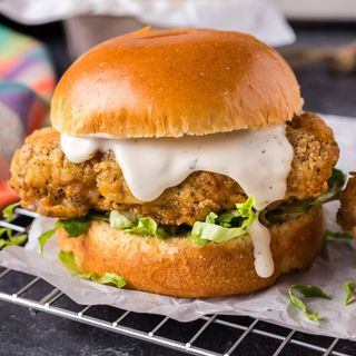 Hrskava piletina + pomfrit + kečap