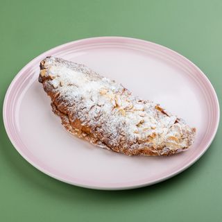 დიდი ფრანგული კრუასანი ნუშით