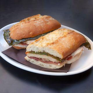 Bocadillo Lomo Con Jamón Y Pimiento Verde