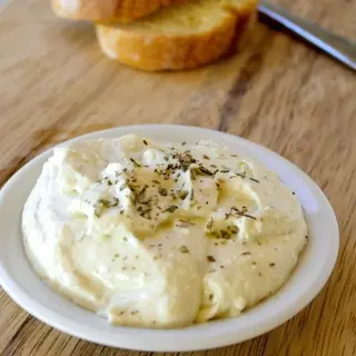Tirokafteri con pan pita