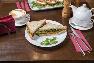 Sandwich cu vinete grill și ardei copți (veg.)