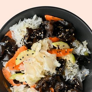 Салат з деревними грибами та овочами у азіатському маринаді (300г)