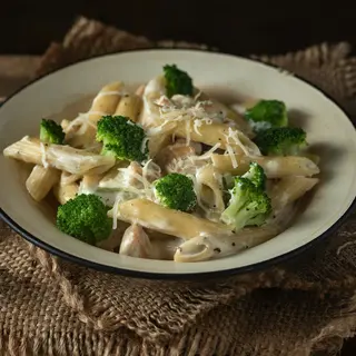 Penne integrale cu pui si broccoli