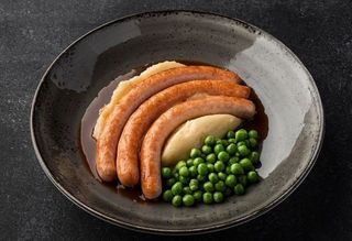 КОВБАСКИ З ПЮРЕ ТА ЗЕЛЕНИМ ГОРОШКОМ