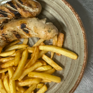 Würstel di Norimberga alla griglia con contorno