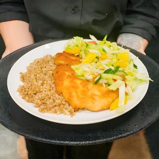 Kotlet schabowy z kaszą gryczaną i surówką