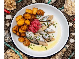 GL Śledź Bałtycki ze smażonymi ziemniakami i szczypiorkiem (130g)