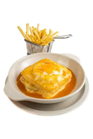Francesinha com Ovo e Batata