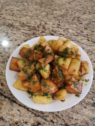Ración De Papas Naturales con mojo verde
