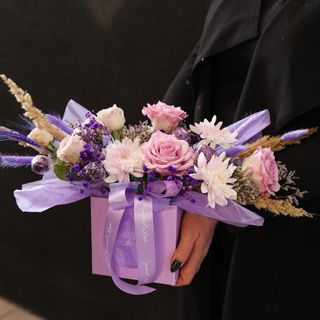 Композиція в коробочці з фіолетовому кольорі 