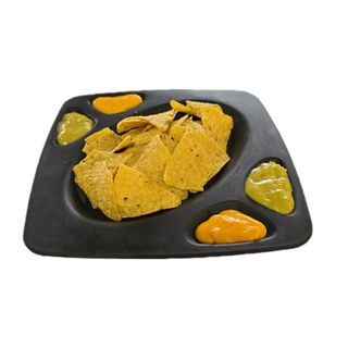 Nachos con cheddar y guacamole