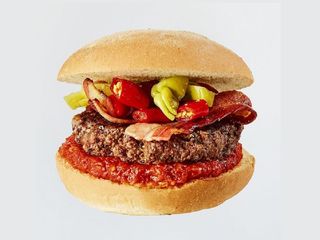 Red hot chili burger servito con patate fritte