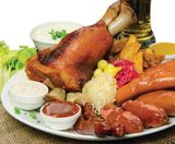 ღორის კანჭი გრილზე შემწვარ სოსისებთან ერთად