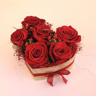 Rakkaus. Corazón Con 6 Rosas Rojas