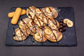 Mini američke palačinke sa kremom, plazmom i bananom