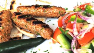 Шиш кебап с чеснова пърленка и свежа салата 350 гр.