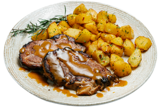 Свински врат по ботевски с картофи Соте  (400г)