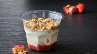 პანაკოტა თეთრი შოკოლადით და მარწყვით