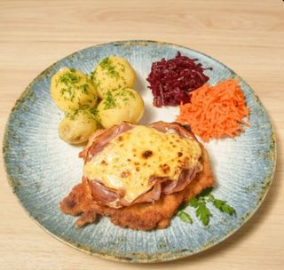 Kotlet drobiowy z serem i szynką