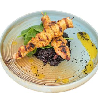 Пилешки шишчета върху био черен ориз  (300гр)