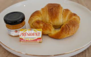 Croissant mantequilla y mermelada