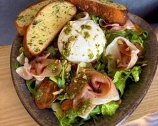 Sałatka z burratą i szynką dojrzewającą 300g