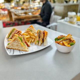 Sándwich Club House