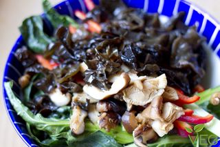 Cavoletto cinese saltato con funghi neri