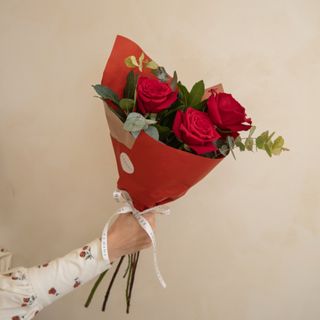 Tres unidades de rosas rojas