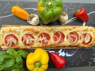 Zapiekanka z salami i cebulą