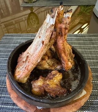 ხბოს ნეკნები აჯიკით