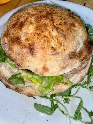 Puccia con hamburger insalata e pomodoro