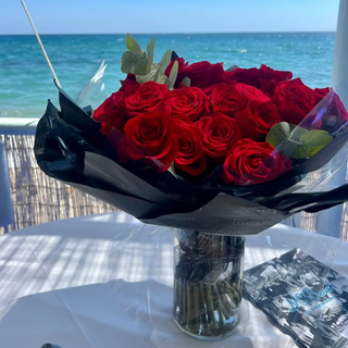 Ramo de 21 rosas rojas variadas con verdes 