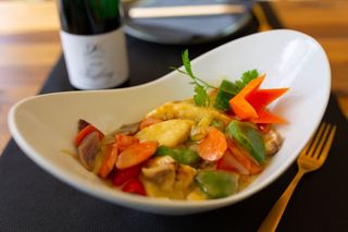 Panang Pla, dorada, verduras y leche de coco al curry thai