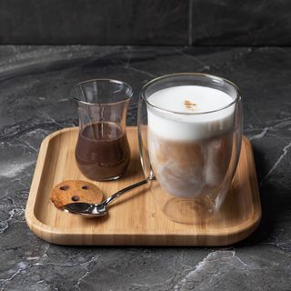 Классический горячий испанский латте с шоколадным соусом 0,35