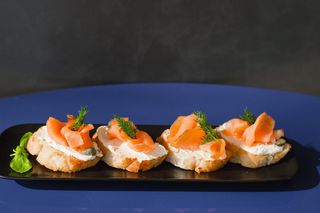 Брускети с пушена сьомга и Филаделфия (200гр)