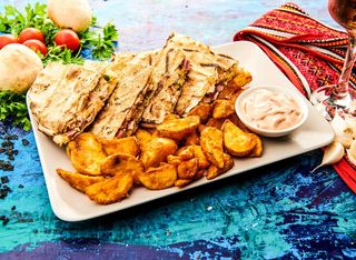 Quesadilla cu cartofi wedgesși sos picant