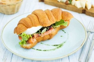 Круассан с семгой и яйцом Пашот