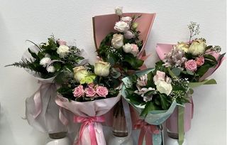 Buket ''mini'' s 3 ruže i cvijećem pastelnih boja