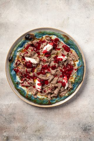 Піца з ростбіфом та вишнею