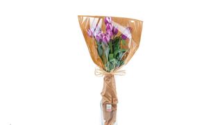 Buket sa ljubičastim lalama u natron papiru