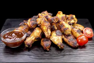 Пилешки крила с мед и  BBQ сос (500г)