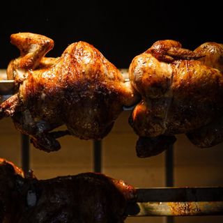 Solo Pollo Peruano Asado Al Carbón En Tres Salsas
