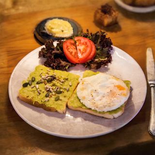 Sandwich cu avocado si ou prajit