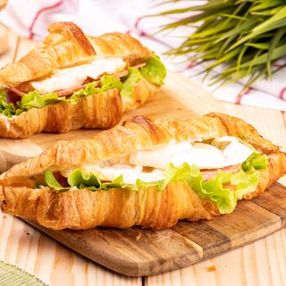 Кроасандвич с шунка, яйце и топено сирене