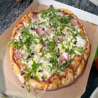 Pizza Deluxe Ø 40cm + sos inclus