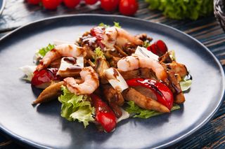 Теплий салат з куркою та креветками (270г)