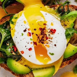 TOSTADAS DE TOMATE AGUACATE Y HUEVO