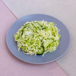 Салат з молодої капусти та огірка 135г