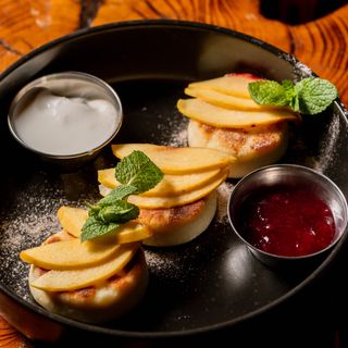 Солодкі сирники з сезонними фруктами (210/60гр)